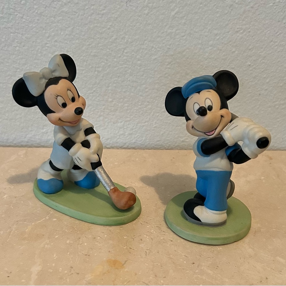 Mickey and Minnie Mouse golfer figurines.